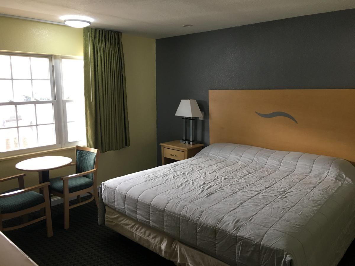 Chisholm'S Motor Inn Saugus Buitenkant foto