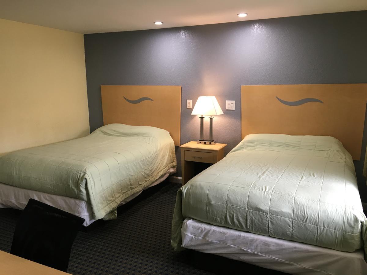 Chisholm'S Motor Inn Saugus Buitenkant foto