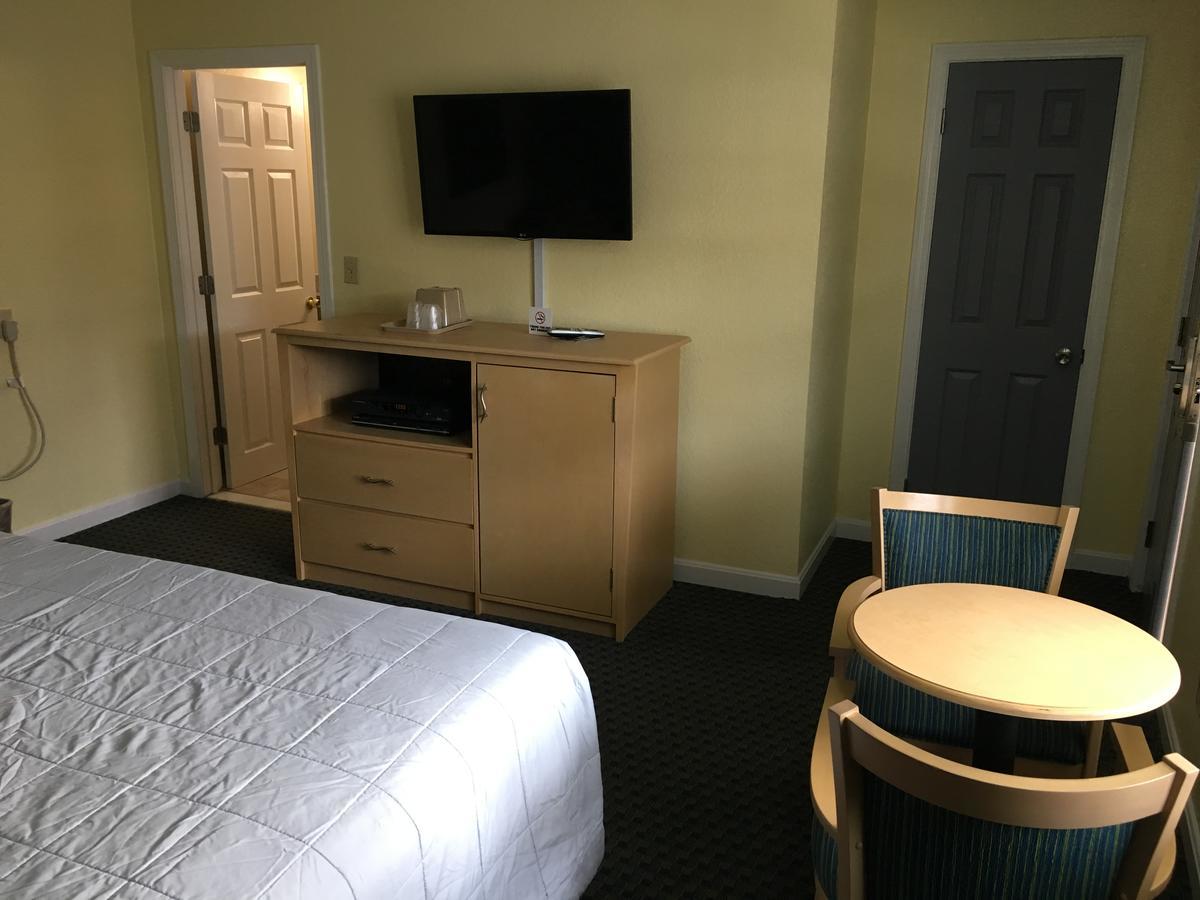 Chisholm'S Motor Inn Saugus Buitenkant foto